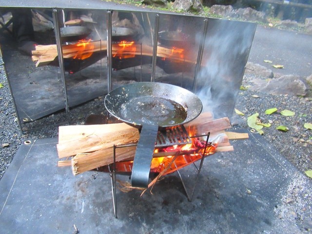 別の日に行ったキャンプでZENの焚き火シートを使った様子