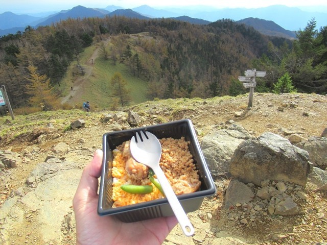 山の上で食べるご飯とスノーピーク先割れスプーン