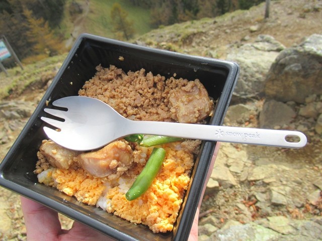 そぼろ丼とスノーピーク先割れスプーン