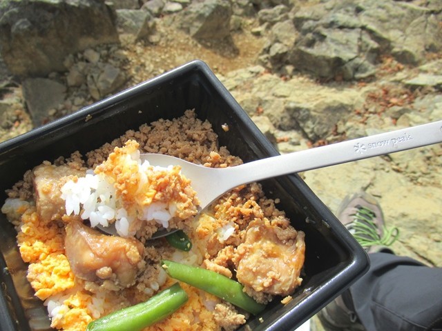 山飯にスノーピーク先割れスプーンを使っている様子