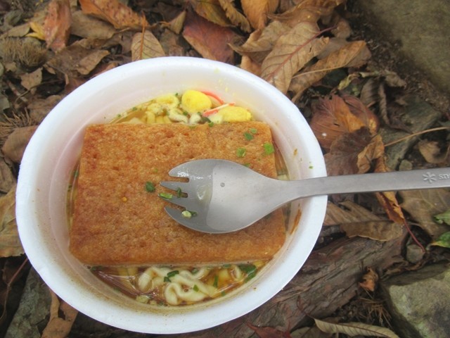 カップラーメンを使ってスノーピークチタン製先割れスプーンをレビューの様子