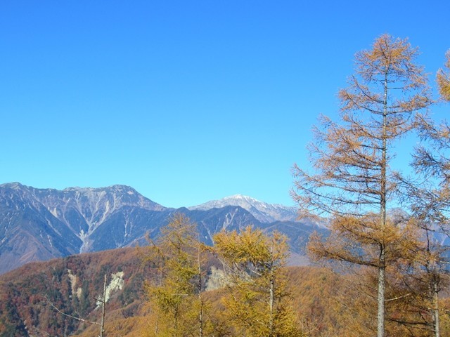 櫛形山から源氏山ルート上の南アルプスの景色