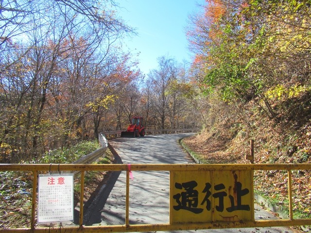 池ノ茶屋林道起点のゲートと周辺地図