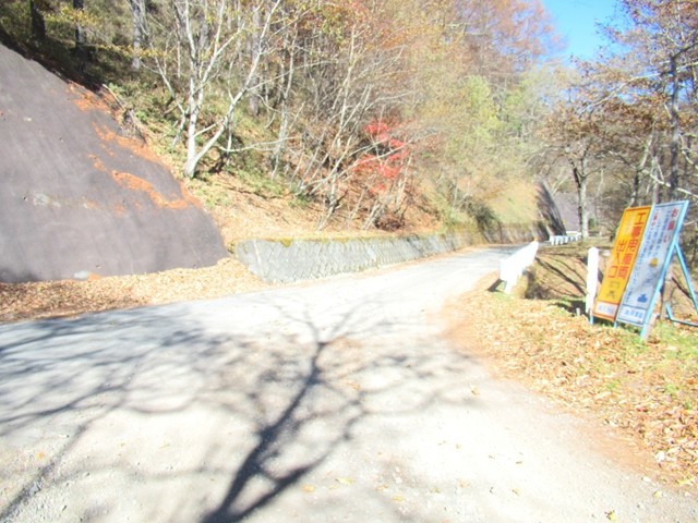 源氏山登山口の看板がある周辺