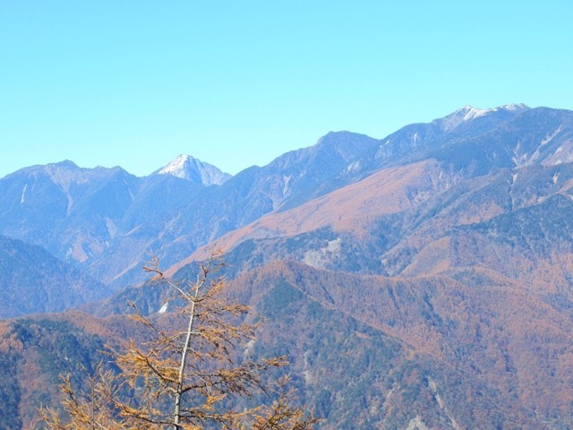 正面中央に見えている山が北岳景色