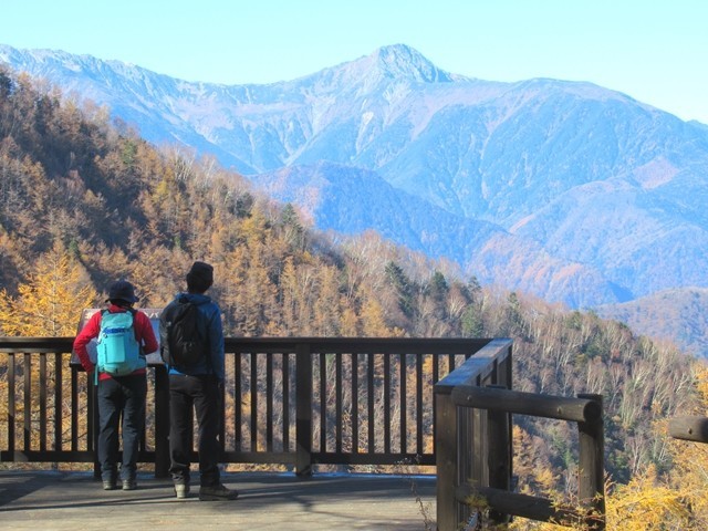 北岳展望デッキに到着する登山者
