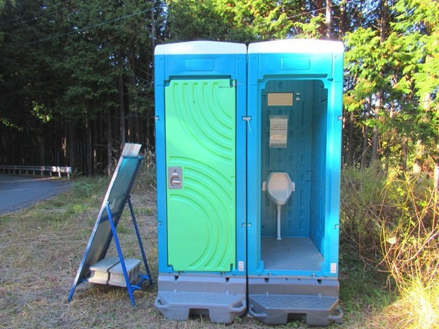 北尾根の登山口簡易トイレ