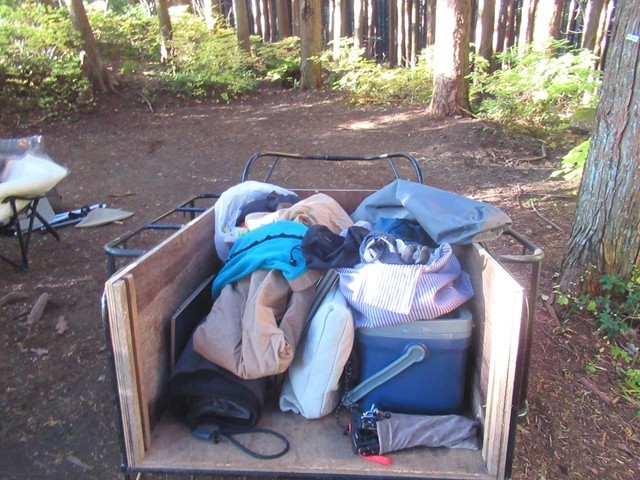 リヤカーにキャンプ道具を満載した様子