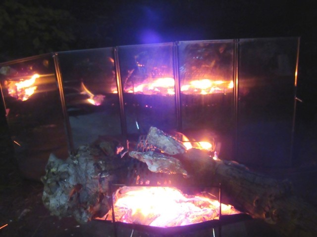 キャプテンスタッグ2wayウィンドスクリーンを使って焚き火の様子