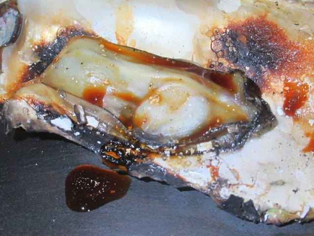 焼いた牡蠣を食べている様子