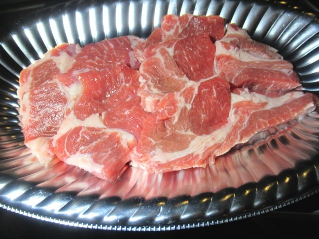 ラム肉を焚き火で焼いている様子""