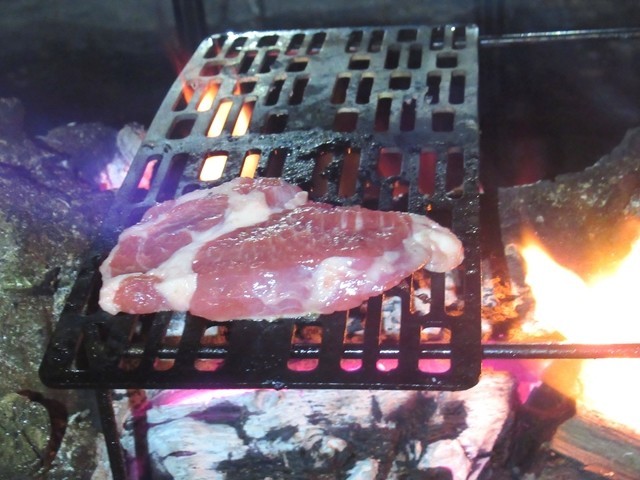 イチボ肉とラム肉調理中の様子