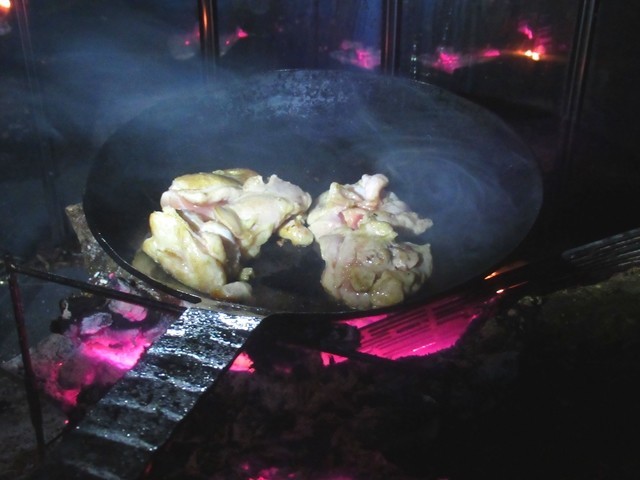 鶏肉をタークのフライパンで焼いている様子