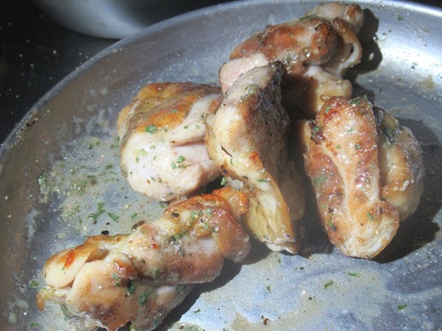 スパイシーなレモン味で美味しいキャンプ飯が出来上がり