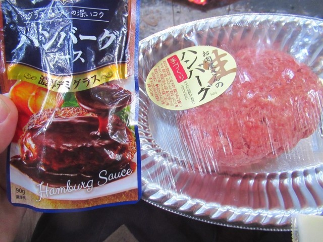 ハンバーグをキャンプ飯で作っている様子