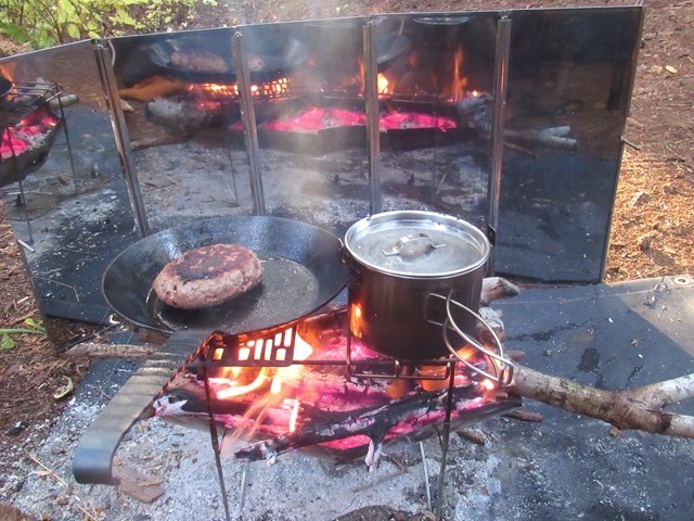 タークのフライパンでキャンプ飯調理の様子