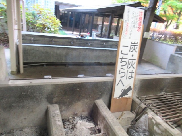 県民の森グリーンロッジキャンプ場の灰捨て場