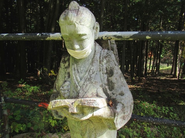 北伊那ヶ湖のオートキャンプ場の二宮金次郎像