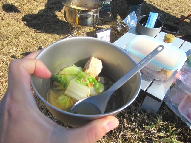 先割れスプーンでお鍋を食べている様子