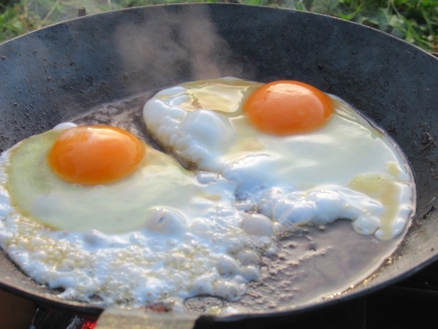 おしゃれな木製スパイスボックスを使ってキャンプで調理の様子