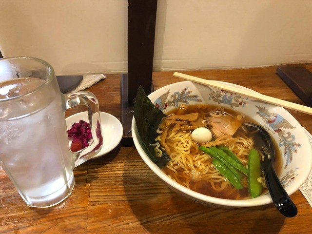 横浜龍王でラーメンとチャーハンのセット（料金８００円）を注文した
