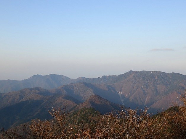大普賢岳山頂からの正面に弥山、八経ヶ岳景色