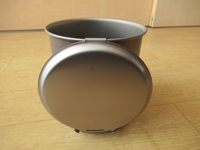 蓋をカップの側面に置いた様子