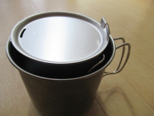 蓋の部分が浮いているように見えが収納することが出来る