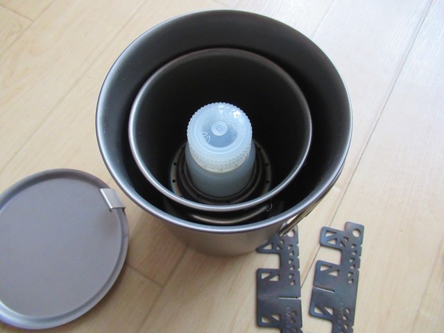 アルコールストーブの中に燃料を収納