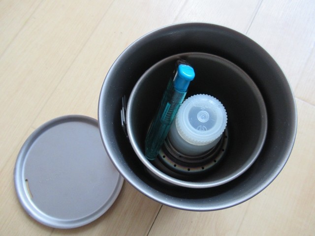 カップの隙間に五徳やライター等を収納してスタッキング