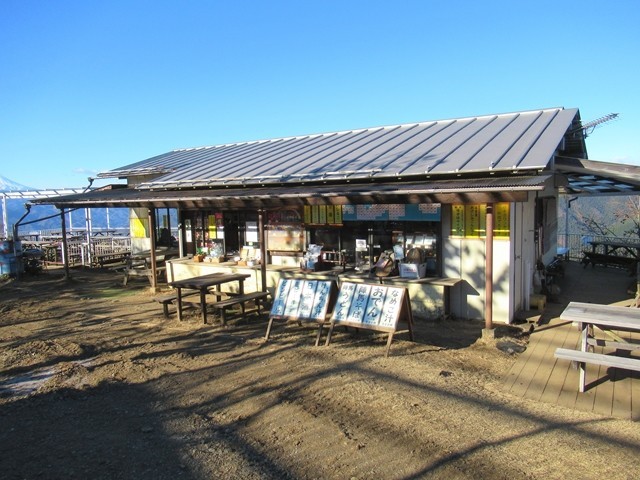 陣馬山山頂山小屋(茶屋)