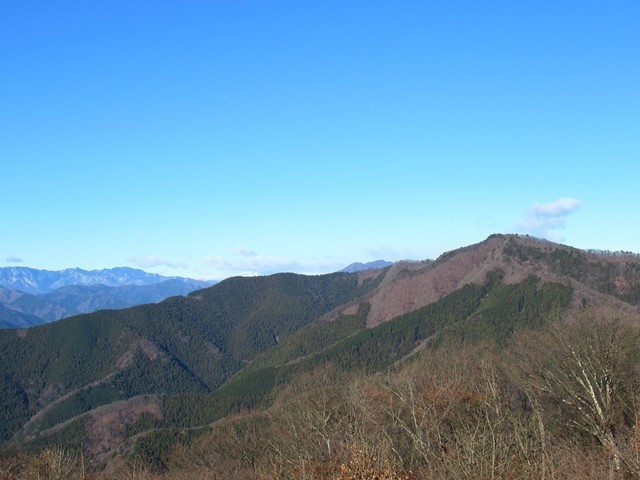 陣馬山の山頂から見る三頭山方面の景色