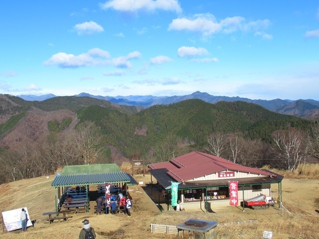 陣馬山の山頂の山小屋の賑わい