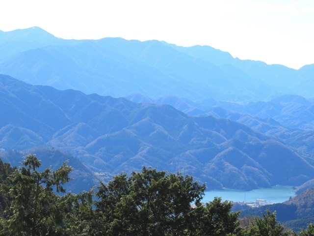景信山の山頂から見る相模湖