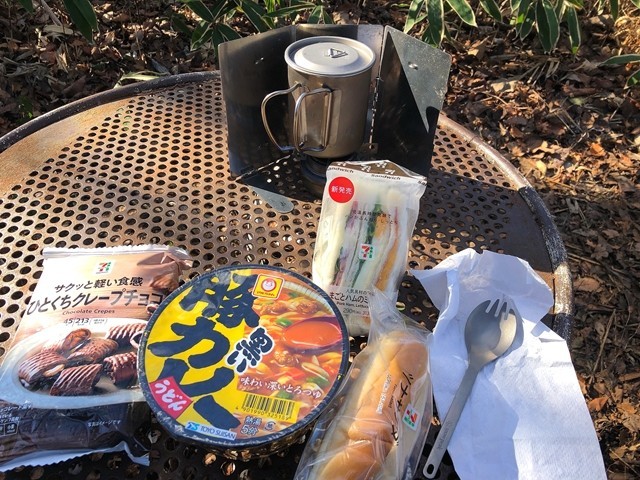 景信山で食事の様子