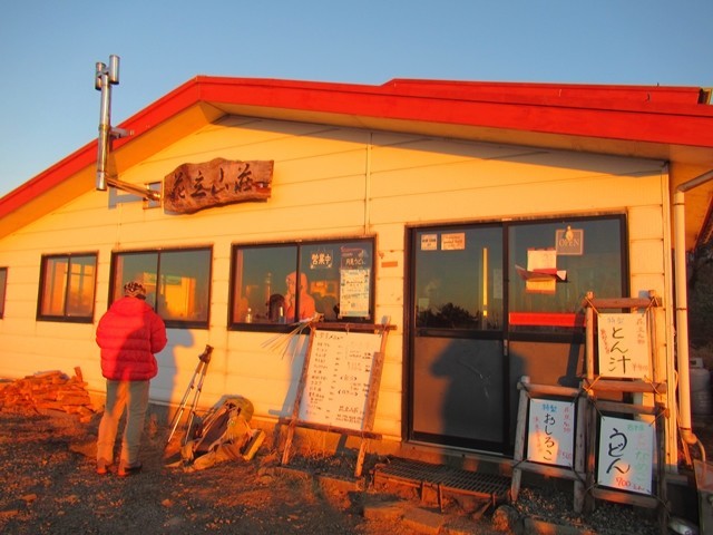ご来光スポットであります花立山荘の様子