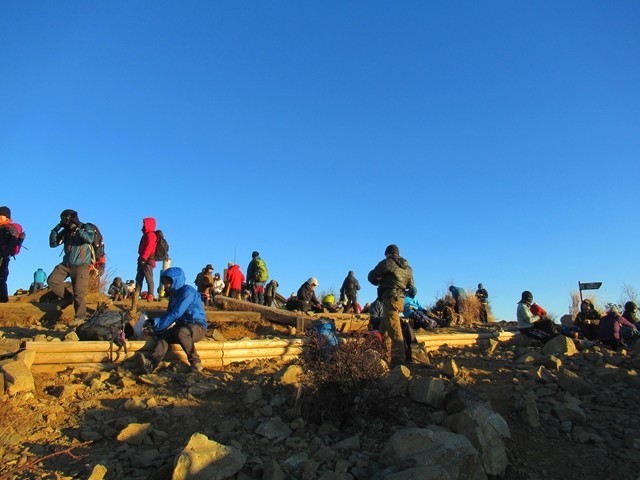 丹沢ご来光スポットの1つである塔ノ岳山頂の混雑具合