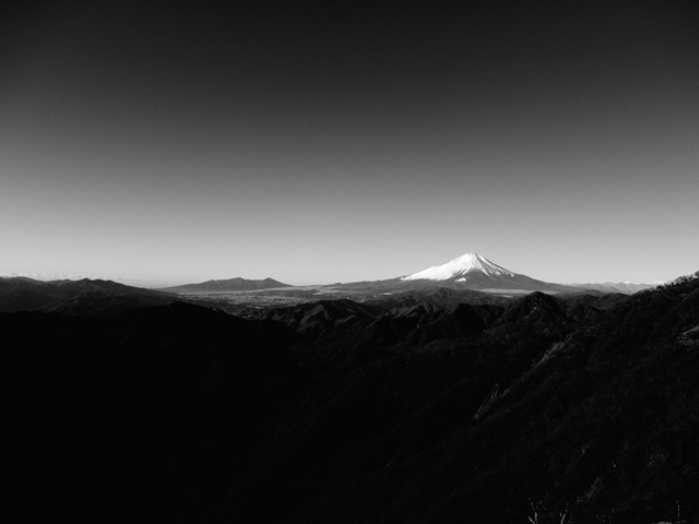 白黒の富士山の景色