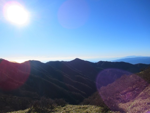 >蛭ヶ岳の登山ルート上からの塔ノ岳方面の景色