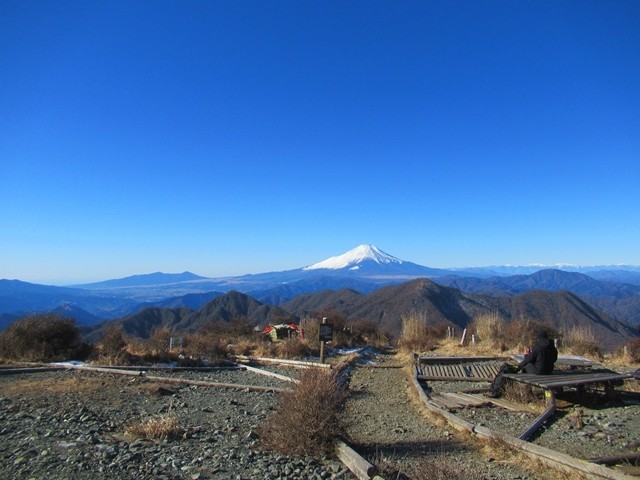 丹沢最高峰蛭ヶ岳の山頂広い