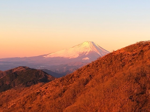 初日の出に照らされる富士山のモルゲンロート
