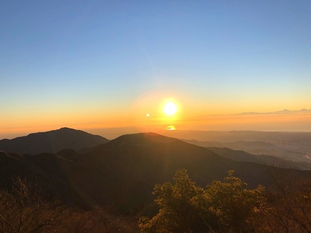 中央に見えるピークが三ノ塔、左奥が大山