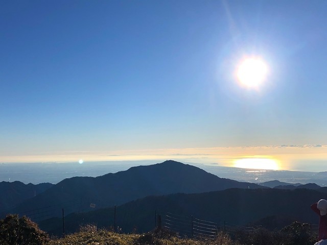 塔ノ岳山頂からの太陽と相模湾の景色