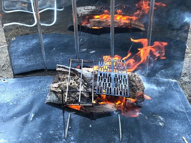 焚き火を使って焼きみかんを作っている様子