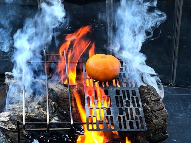 焚き火の上にみかんを置いた様子