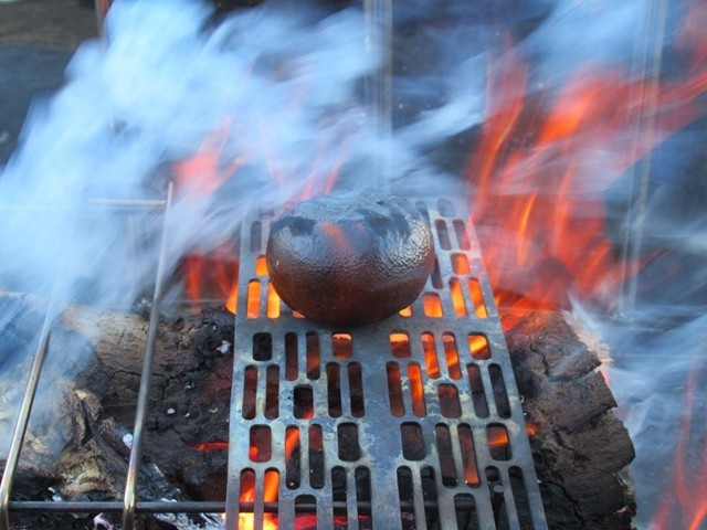 焦げ目がついた焼きみかんの様子