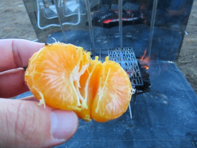 焼きみかんの味のレビュー中の様子