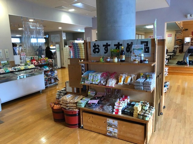 いやしの湯のお土産を扱うコーナーや、休憩室、マッサージ機