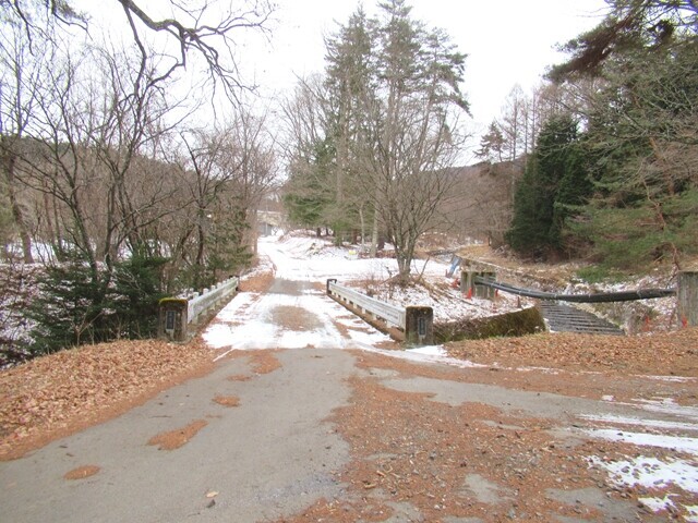 大沢地区を過ぎたところの入笠山登山口分岐