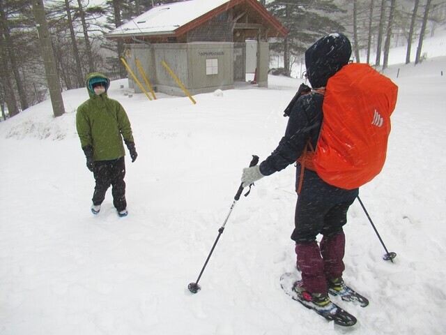 ヒュッテ入笠に戻ると山ガール二人待っていた。